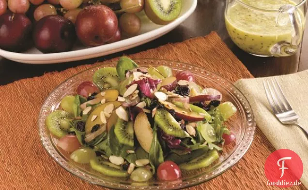 Spinatsalat mit frischen Trauben, Pflaumen, Pfirsichen und Kiwis