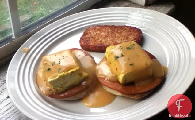 Tofu Benedict mit Veganer Sauce Hollandaise und Hausgemachten englischen Muffins