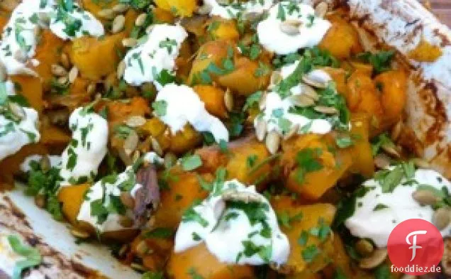 Gerösteter Butternut-Kürbis mit indischen Gewürzen, Joghurt und Samen