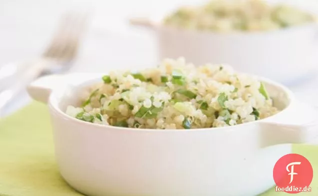 Picknick-Perfekter Quinoa Pilaw mit frischen Kräutern