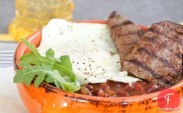 Gegrilltes Frühstückssteak über Spiegelei und Bohnen
