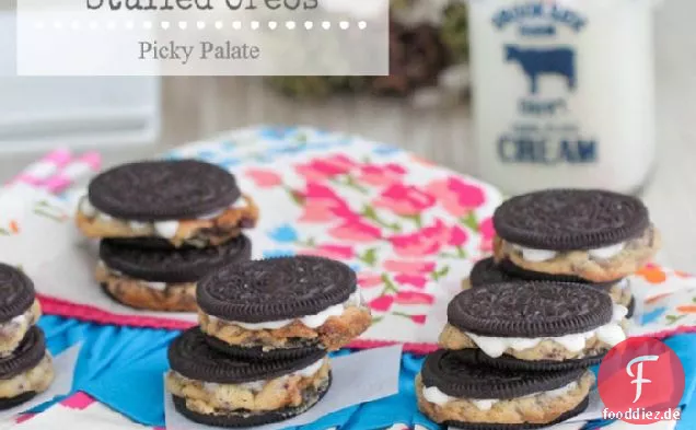 Warm gebackener Chocolate Chip Cookie gefüllte Oreos