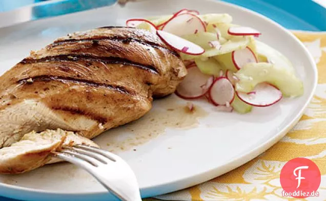 Gegrilltes Hähnchen mit süß-saurem Gurken-Rettich-Salat