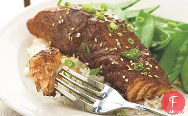 Gegrillter Lachs mit Ost-West-Gewürz reiben und Orange-Soja-Glasur