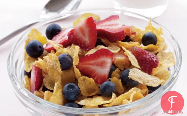 Cornflakes, fettarme Milch und Beeren