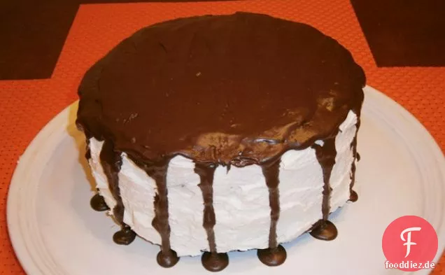 Veganer Schokoladenkuchen mit weißem Zuckerguss und Schokoladenganache