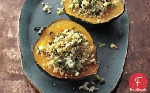 Gefüllter Eichelkürbis mit Quinoa und Pistazien