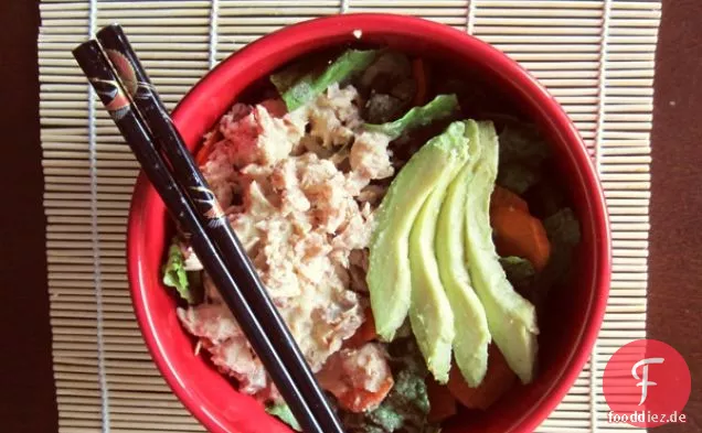 Denken Sie an rosa Lachs-Avocado-Salat mit süßem milchfreiem Wasabi-Dressing