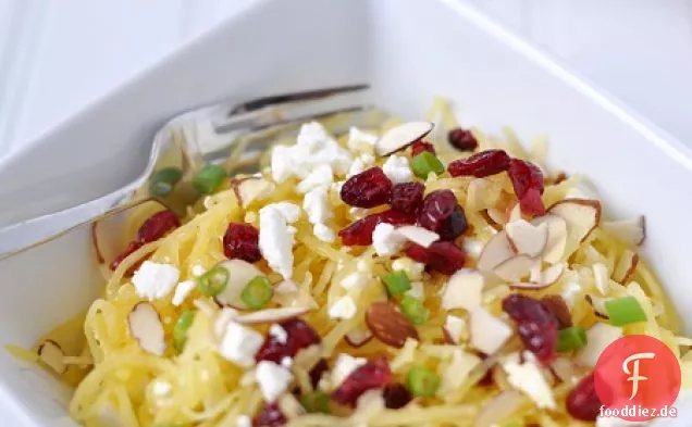 Spaghetti Squash mit Feta, getrockneten Preiselbeeren & Mandeln