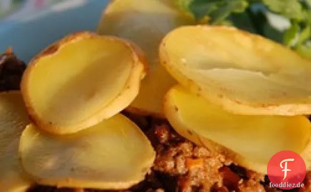 Serbisches Hackfleisch, Gemüse und Kartoffel backen