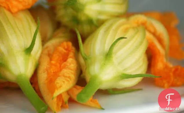 Frittierte gefüllte Zucchiniblüten