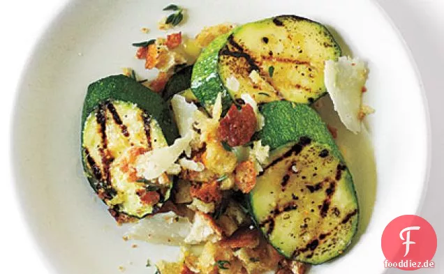 Parmigiano-zerbröckelte Zucchini mit Meersalz