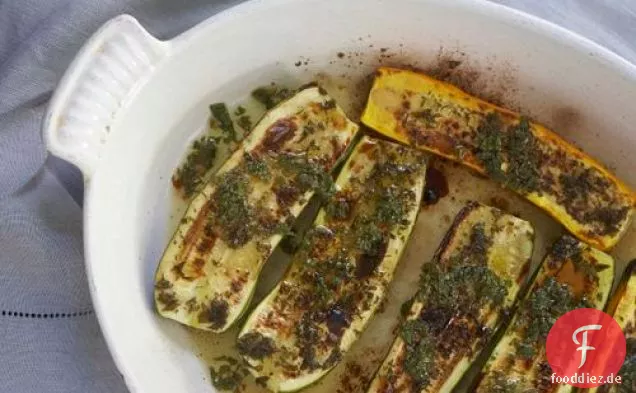 Geröstete Zucchini mit Chili-Minze-Vinaigrette