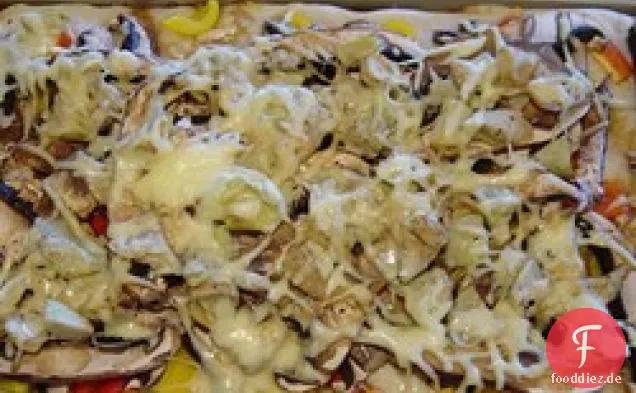 Portobello-Pilz, frische Paprika und Ziegenkäsepizza