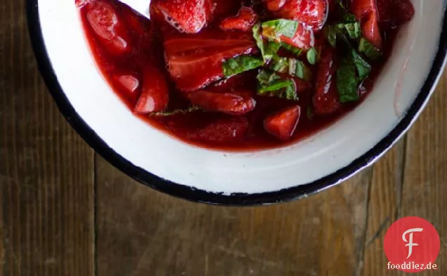 Gedünstete Erdbeeren mit Vanilleschote und frischer Minze