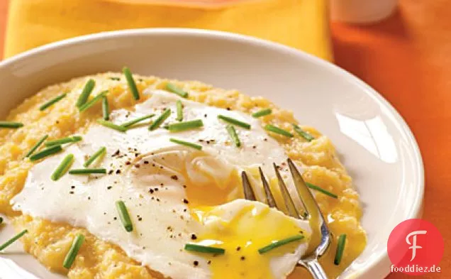 Eier mit verbundenen Augen über Knoblauch-Cheddar-Grütze
