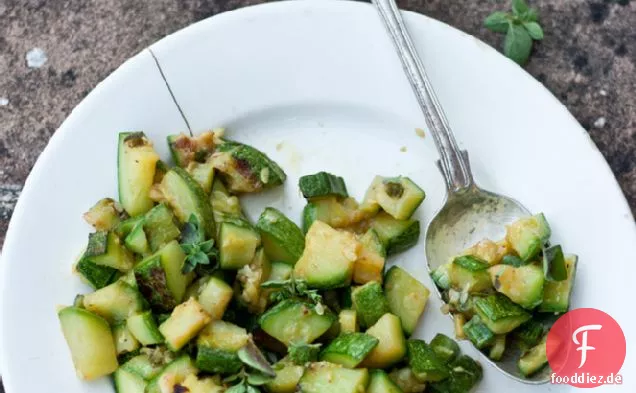 Zucchini Mit Frischem Knoblauch Und Oregano