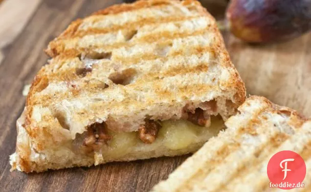 Cheddar, Feigenmarmelade und Rosmarin kandierte Pekannuss Panini