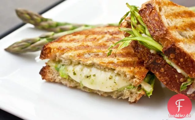 Gegrillter Jarlsberg mit rasiertem Spargel und Rucola Pesto + Gegrilltem Käse Kit Giveaway!