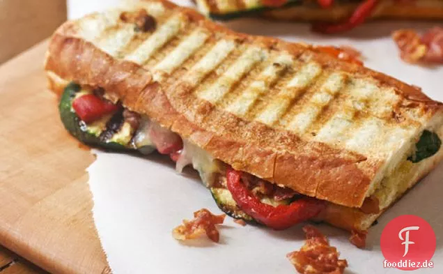 Gegrillte Zucchini, knuspriger Schinken und Paprika Panini
