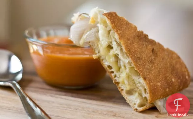 Gegrillte Gruyere-Panini mit Eingelegten, Süßen Zwiebeln