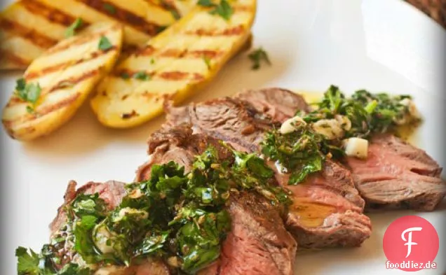 Gegrilltes Flat Iron Steak mit Chimichurri und Fingerling-Kartoffeln