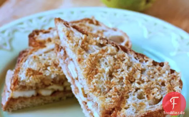 Granola-verkrustete Birne und Mandelbutter Panini