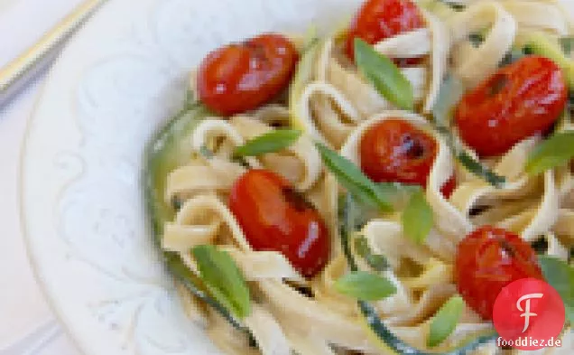 Zucchini-Bandnudeln mit cremiger Zitronen-Basilikum-Sauce
