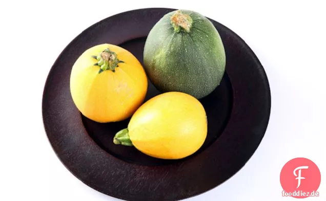 Gefüllte runde Zucchini und Kürbis