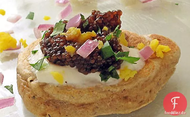 Buchweizen Blini & Kaviar mit traditionellen Beilagen