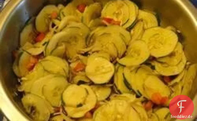 Schwimmender Gurken-, Tomaten- und Zwiebelsalat