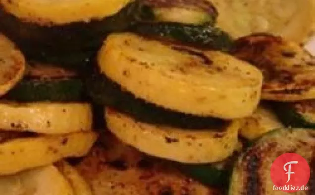 Gegrillte Zucchini und Kürbis