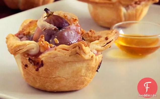Prosciutto Wrapped Feige und Pecan Hand Pies mit Gorgonzola