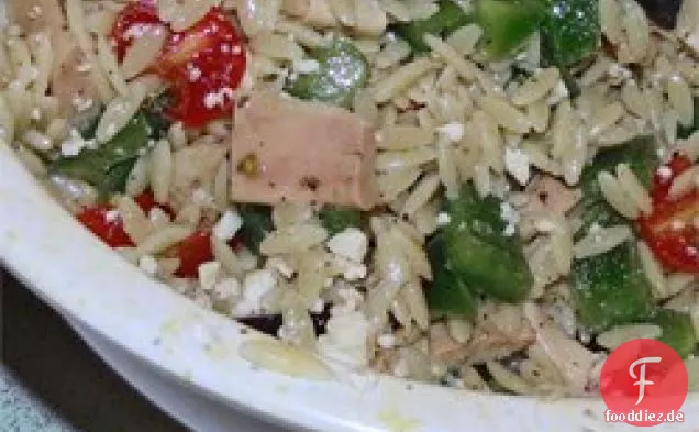 Mediterraner Hähnchen-Orzo-Salat in Paprika-Tassen