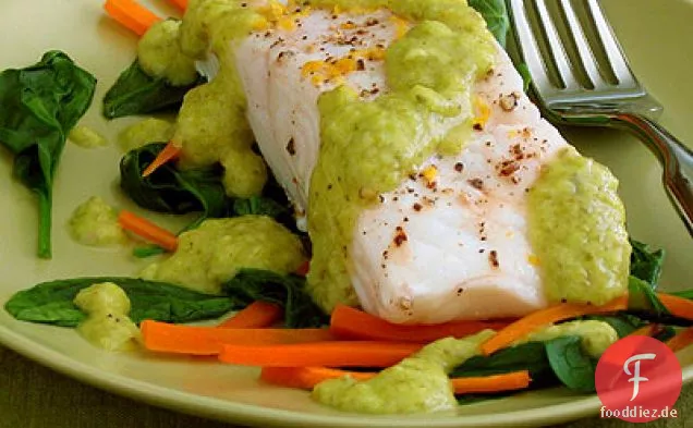 Gedämpfter weißer Fisch mit Julienned Karotten und Spinat mit Zitronen-Frühlingszwiebelsauce