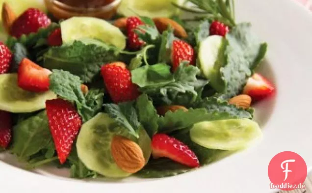 Baby Kale Erdbeersalat mit Rosmarin Balsamico Vinaigrette
