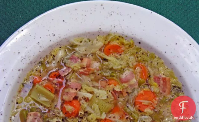 Wirsingsuppe mit Speck und schwarzem Pfeffer