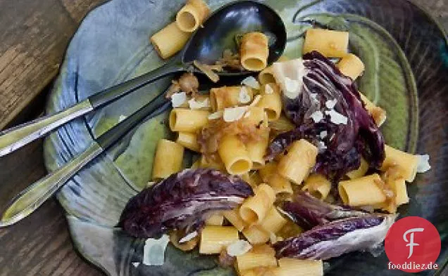Geschmorte Radicchio und karamellisierte Zwiebelnudeln