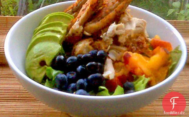 System D Salat von Frissée mit Spatchcocked Huhn, Pfirsiche, Avocado, und Heidelbeeren