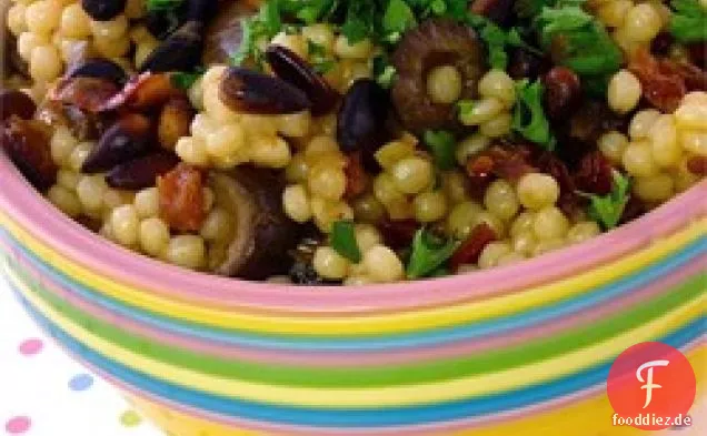Couscous mit Oliven und sonnengetrockneten Tomaten -