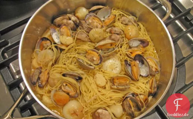 Spaghetti mit Muscheln, Cipollini Zwiebeln, Knoblauch & Colatura di Alici