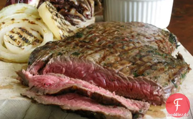 Chimichurri Flankensteak mit gegrilltem Radicchio und Zwiebeln