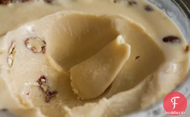 Ahorneis mit Zimt-Pekannuss-Pralinen und Preiselbeeren