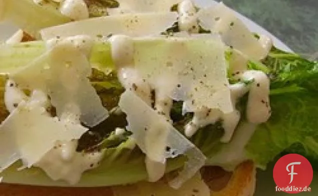 Messer und Gabel gegrillter Caesar Salat