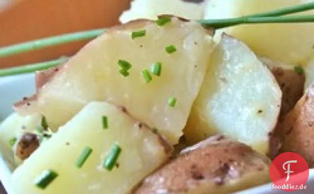 Gekochte Kartoffeln mit Schnittlauch