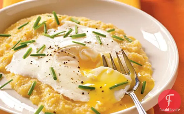 Eier mit verbundenen Augen über Knoblauch Cheddar Grütze