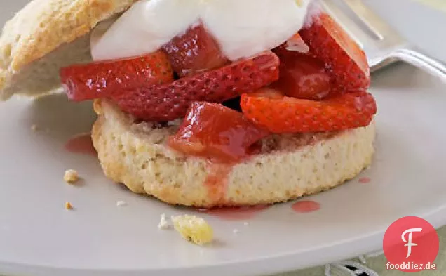 Rhabarber und Erdbeere Vanille duftende Shortcakes mit Ingwer Creme Fraiche