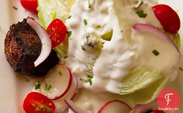 Klassischer Wedge-Salat mit geschwärzten Flatiron-Croutons und Blauschimmelkäse
