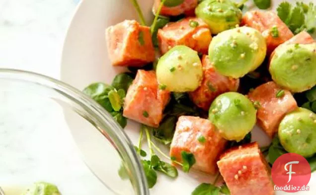 Marinierter wilder Alaska-Lachs und Avocado-Salat mit Brunnenkresse