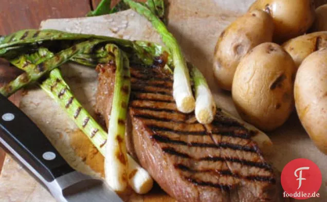 Mariniertes Streifensteak mit gegrillten Jakobsmuscheln und Feta